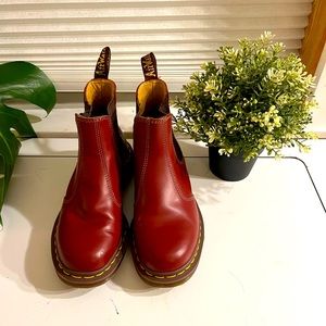 2976 Vintage made in England Chelsea boots. Retail for $260.